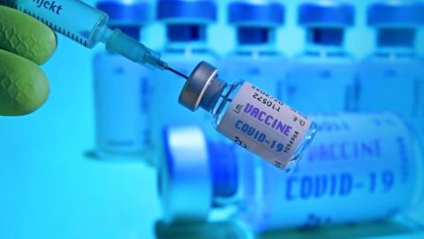 Επαναληπτική δόση εμβολίου για τους ηλικιωμένους στη Γαλλία από Σεπτέμβριο