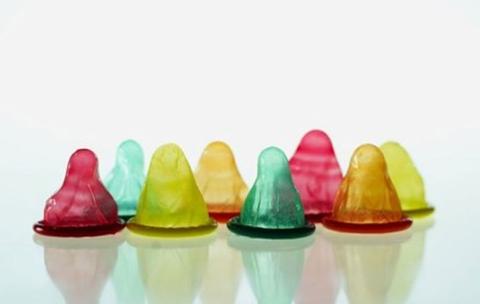 «Εξυπνο προφυλακτικό» αλλάζει χρώμα όταν έρθει…σε επαφή με αφροδίσιο νόσημα