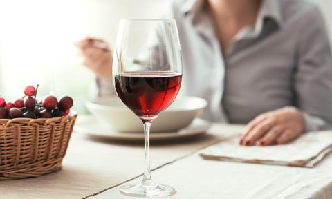 Σε ποια ποσότητα μπορεί το κόκκινο κρασί να ενισχύει τη γυναικεία γονιμότητα