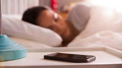 Η ακτινοβολία των κινητών ίσως να αποσυντονίζει τον ύπνο μας